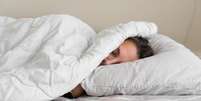 Saiba quais cuidados ajudam a dormir melhor nos dias frios -  Foto: Shutterstock / Alto Astral