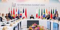Lula, ao lado direito da mesa, diante de Zelensky; presidentes acabaram não se reunindo em cúpula do G7  Foto: Ricardo Stuckert/PR / BBC News Brasil