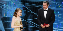 Emma Stone ao receber o Oscar de Melhor Atriz por La La Land das mãos de Leonardo DiCaprio, em fevereiro de 2017.  Foto: Adoro Cinema