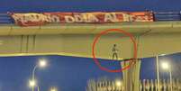 Polícia prende quatro suspeitos de terem pendurado boneco de Vini Jr em uma ponte – Reprodução  Foto: Reprodução