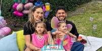 Virg&iacute;nia Fonseca e Z&eacute; Felipe optaram pela simplicidade em mesvers&aacute;rio da filha Maria Flor.  Foto: Reprodu&ccedil;&atilde;o, Instagram / Purepeople