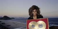 Aqui no Brasil, Tina também posou com seu disco de ouro  Foto: Dave Hogan/Getty Images