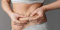 Flacidez abdominal: especialista aponta melhores tratamentos para recuperar forma física  Foto: Freepik / Viva Saúde