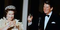 A rainha Elizabeth 2ª e Ronald Reagan durante um banquete em San Francisco em 1983  Foto: Getty Images / BBC News Brasil