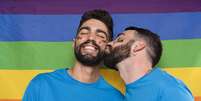 hombre-homosexual-besando-novio-bandera-lgbt.jpg  Foto: Freepik