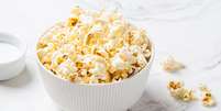 A pipoca é uma opção de snack saudável para quem deseja emagrecer -  Foto: Shutterstock / Alto Astral