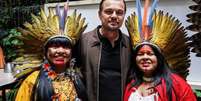 Leonardo DiCaprio ao lado da deputada federal Célia Xakriabá e da Ministra dos Povos Originários, Sônia Guajajara  Foto: Reprodução/Instagram/@leonardodicaprio/@leo.otero