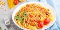 Espaguete com tomate e rúcula  Foto: Guia da Cozinha