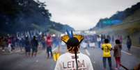 Grupos indígenas protestam contra marco temporal para demarcação de terras, em São Paulo  Foto: REUTERS/Amanda Perobelli