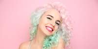 Cabelo arco-íris ressalta a personalidade das pessoas  Foto: Africa Studio | Shutterstock / Portal EdiCase