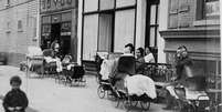 Mulheres em frente à primeira clínica de controle da natalidade dos EUA, em Nova York, em 1916  Foto: Library of Congress / BBC News Brasil