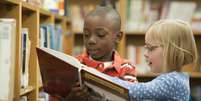 Garoto negro e garota branca em biblioteca  Foto: Getty Images / BBC News Brasil