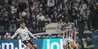 Paulinho busca superar marcação de Maycon na Neo Química Arena – Pedro Souza / Atlético  Foto: Jogada10