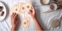 Quer ficar por dentro de como estão as energias do seu signo em junho? Saiba o que reservam as cartas do Tarot! -  Foto: Shutterstock / João Bidu