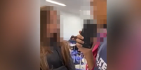 Professor foi vítima de insultos racistas, homofóbicos e xenófobos por alunos de uma unidade da rede de ensino Elite, no RJ  Foto: Reprodução/O Globo