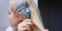 Vai pintar o cabelo? Então saiba os cuidados necessários antes e depois da coloração -  Foto: Shutterstock / Alto Astral