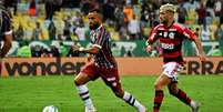 Samuel Xavier corre com a bola e recebe a marcação de Arrascaeta  – Mailson Santana/ Fluminense  Foto: Jogada10