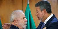 Lula e Lira em foto de janeiro; ambos se encontraram na manhã desta segunda, 5, fora da agenda, no Palácio da Alvorada  Foto: Reuters / BBC News Brasil