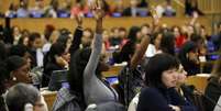 Em evento da ONU, 11 organizações dos movimentos negros brasileiros cobrou uma agenda de reparações raciais a partir da perspectiva do Brasil - Imagem mostra mulheres negras levantando a mão em evento da ONU  Foto: ONU Woman / Alma Preta