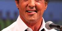 Sylvester Stallone: Antes de eternizar seu nome vivendo os personagens Rocky Balboa e John Rambo, Stallone estrelou o filme erótico chamado “The Party at Kitty and Stud’s”, de 1970.  Foto: Wikimedia Commons Gage Skidmore / Flipar