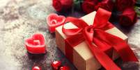 Veja dicas economizar no presente de Dia dos Namorados -  Foto: Shutterstock / Alto Astral