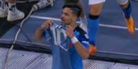 Giovanni Simeone homenageou Diego Maradona ap&oacute;s marcar gola&ccedil;o na vit&oacute;ria do Napoli sobre a Sampdoria &ndash; Reprodu&ccedil;&atilde;o  Foto: Jogada10