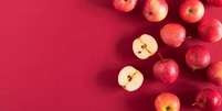 Essa fruta é muito poderosa quando usada em rituais amorosos. Aprenda as simpatias com maçã para conquistar o crush! -  Foto: Shutterstock / João Bidu