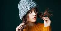 Tem problemas com queda de cabelos ou ressecamento no frio? Veja essas dicas -  Foto: Shutterstock / Alto Astral
