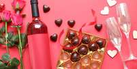 Vinho e chocolate são opções de presente para o Dia dos Namorados -  Foto: Shutterstock / Alto Astral