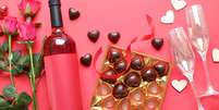 Vinho e chocolate são opções de presente para o Dia dos Namorados -  Foto: Shutterstock / Alto Astral