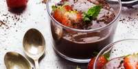 Mousse de chocolate com morango  Foto: Guia da Cozinha