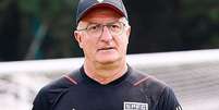 ESQUENTOU - Segundo apura&ccedil;&atilde;o do LANCE!, a diretoria do S&atilde;o Paulo realizou uma reuni&atilde;o de emerg&ecirc;ncia para discutir a procura da CBF pelo t&eacute;cnico Dorival J&uacute;nior. A reportagem ainda soube que a dire&ccedil;&atilde;o j&aacute; tem um nome em mente para o comando do time caso Dorival acerte com a Sele&ccedil;&atilde;o, e ele &eacute; brasileiro.  Foto: Divulga&ccedil;&atilde;o / Lance!