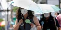 Mulheres usando apetrechos contra o calor em Bangkok, Tailândia  Foto: RUNGROJ YONGRIT/EPA-EFE/REX/Shutterstock / BBC News Brasil