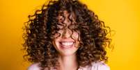 Os cabelos cacheados exigem alguns cuidados específicos -  Foto: Shutterstock / Alto Astral