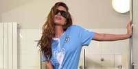 Anitta com a camisa do City em pose ousada no banheiro  –   Foto: Reprodução / Instagram / Jogada10