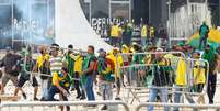 Golpistas removem grades de proteção durante a invasão da Praça dos Três Poderes  Foto: Wilton Junior/Estadão / Estadão