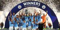 Jogadores do Manchester City levantam o trof&eacute;u da Liga dos Campe&otilde;es  Foto: Molly Darlington / Reuters