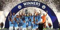 Jogadores do Manchester City levantam o troféu da Liga dos Campeões  Foto: Molly Darlington / Reuters