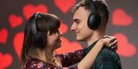 Descubra músicas românticas para ouvir no Dia dos Namorados -  Foto: Shutterstock / Alto Astral