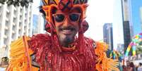 Paulistano Gil Arruda, de 60 anos, na Parada do Orgulho LGBT+ Foto: Allison Sales/Jackpot Fishing