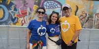 Sandra Annemberg prestigia a parada LGBT+ em família com marido, Ernesto Paglia, e a filha, Elisa Annenberg  Foto: Araujo/Agnews 