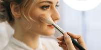 Saiba como prolongar a durabilidade da maquiagem -  Foto: Shutterstock / Alto Astral