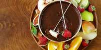 Fondue de chocolate com frutas  Foto: Guia da Cozinha