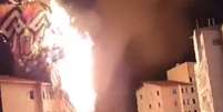Balão em chamas atinge prédio de condomínio no Arujá.  Foto: Reprodução/Twitter/@choquei / Estadão