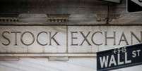 Placa em frente à Bolsa de Valores de Nova York sinaliza Wall Street
15/11/2022
REUTERS/Brendan McDermid  Foto: Reuters