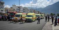 Equipes de emergência em Kalamata aguardam a chegada de sobreviventes resgatados do mar   Foto: DW / Deutsche Welle