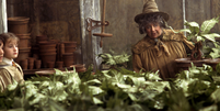 Miriam Margolyes como Pomona Sprout em cena de Harry Potter e a Câmara Secreta.  Foto: Adoro Cinema