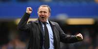 John Hollins no Stamford Bridge em 2017. Ele jogou pelo clube por anos, mas também foi técnico e ’embaixador do Chelsea’ –  Foto: David Ramos/Getty Images / Jogada10