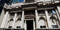 Transeuntes passam em frente ao banco central da Argentina, em Buenos Aires
07/12/2021
REUTERS/Agustin Marcarian/  Foto: Reuters