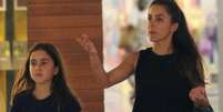 Carol Barcellos e a filha, Júlia, 11 anos, chamaram atenção pela semelhança física durante passeio por shopping do Rio de Janeiro em 15 de junho de 2023  Foto: Purepeople